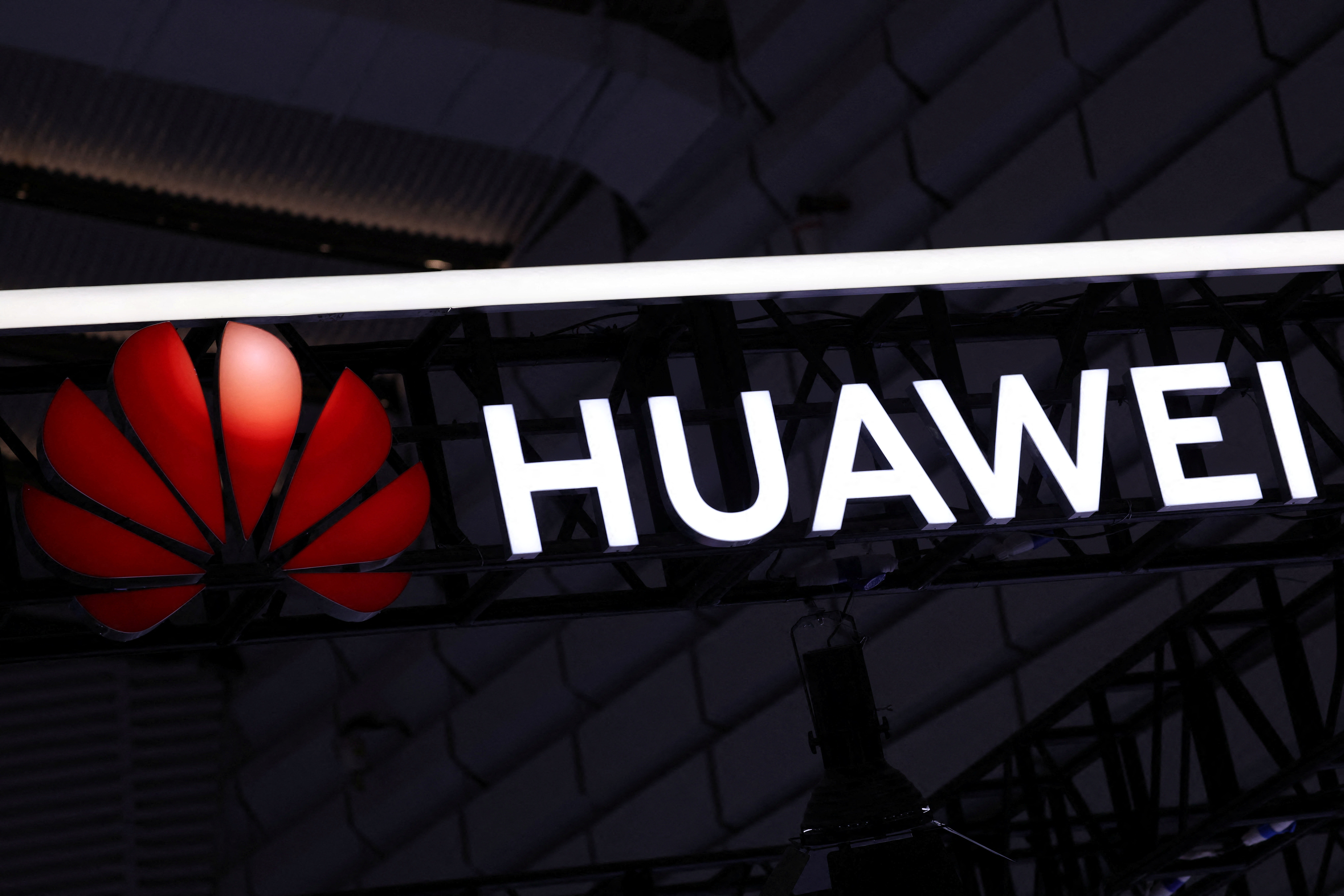 Vietnam 5G Expansion: Huawei & ZTE Deals Amid Global Tensions